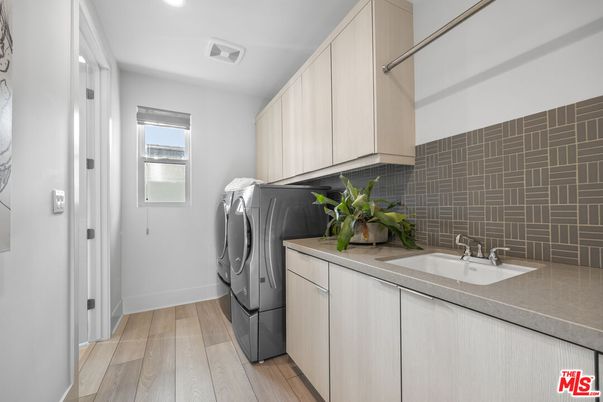 Interior, Recessed Lighting, Washer, Wood Texture Flooring