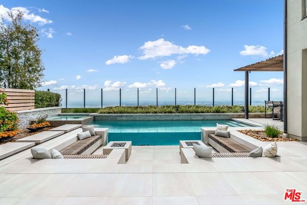 Exterior, Pool, Water