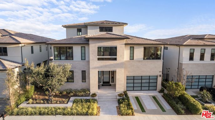 Attached, Exterior, Facade, Mediterranean