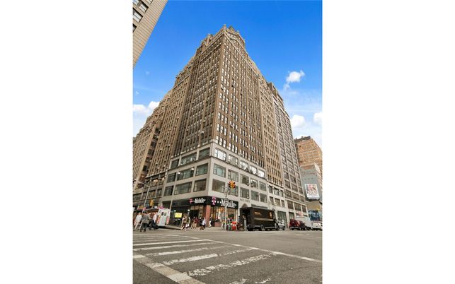 Exterior, Facade, Highrise