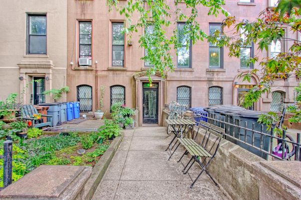 Exterior, Facade, Brownstone