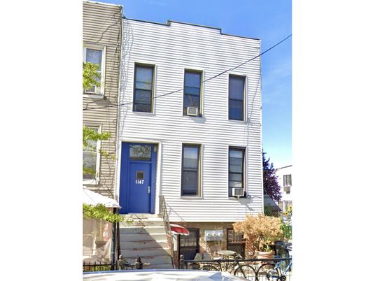 Exterior, Facade, Rowhouse