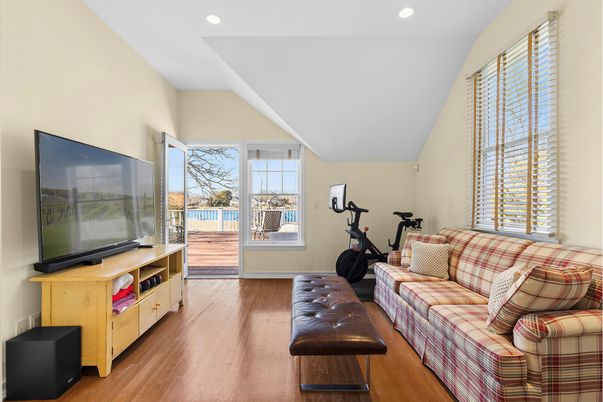 Fitness Equipment, Interior, Living room, Recessed Lighting, Wood Texture Flooring
