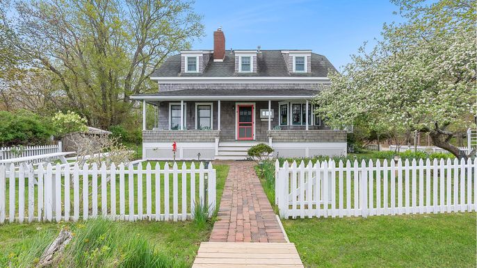 Exterior, Facade, American Foursquare