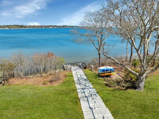 Exterior, Lake