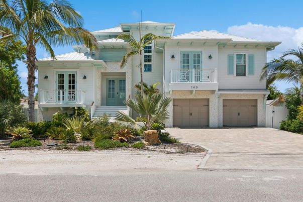 Attached, Exterior, Facade, Mediterranean
