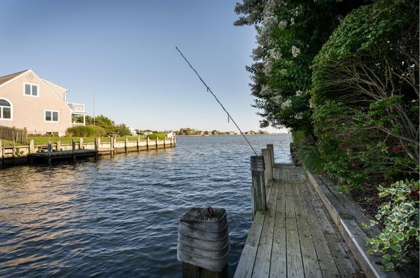 Exterior, Lake