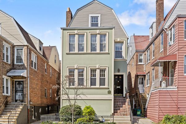 Exterior, Facade, Brick Facade, Rowhouse