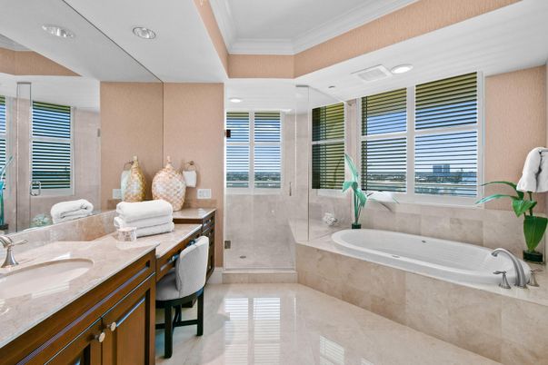 Bathroom, Dual Sink Vanities, Interior, Recessed Lighting