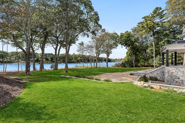 Exterior, Lake