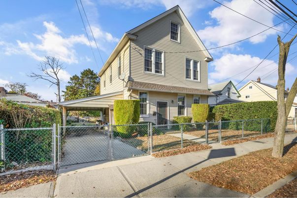 Exterior, Facade, Queen Anne Victorian