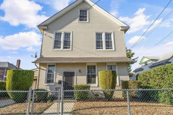 Exterior, Facade, Queen Anne Victorian