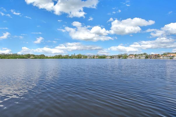Exterior, Lake