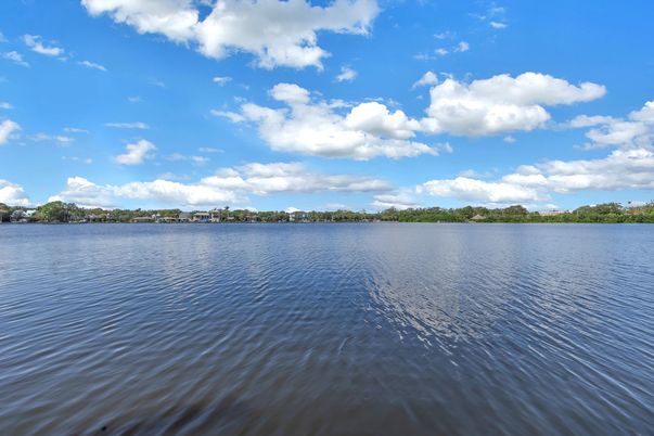 Exterior, Lake