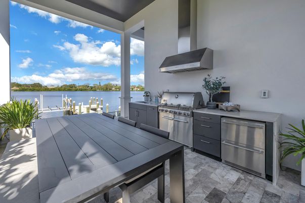 Exterior, Kitchen, Stainless Steel Appliances, Water