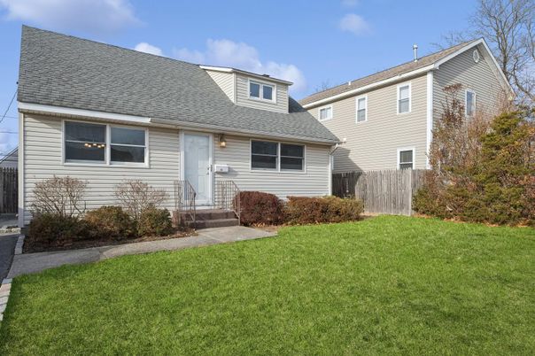Exterior, Facade, Cape Cod