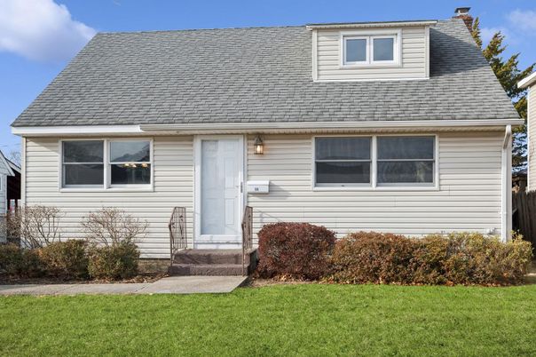 Exterior, Facade, Cape Cod