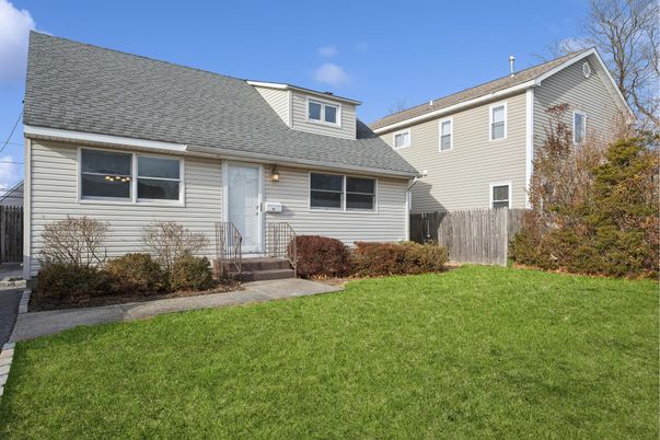 Exterior, Facade, Cape Cod