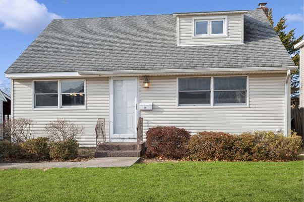 Exterior, Facade, Cape Cod