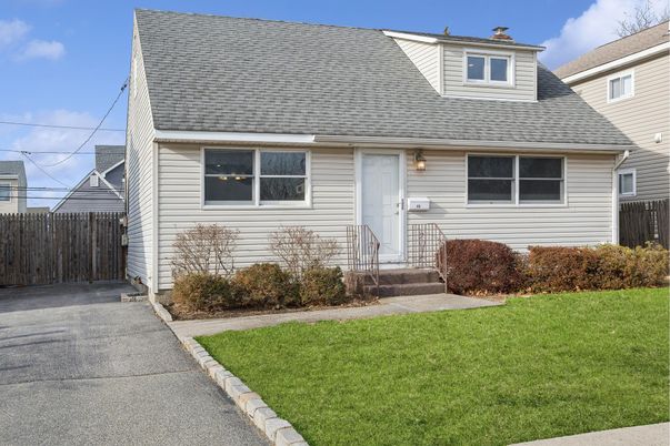 Exterior, Facade, Cape Cod