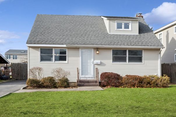 Exterior, Facade, Cape Cod
