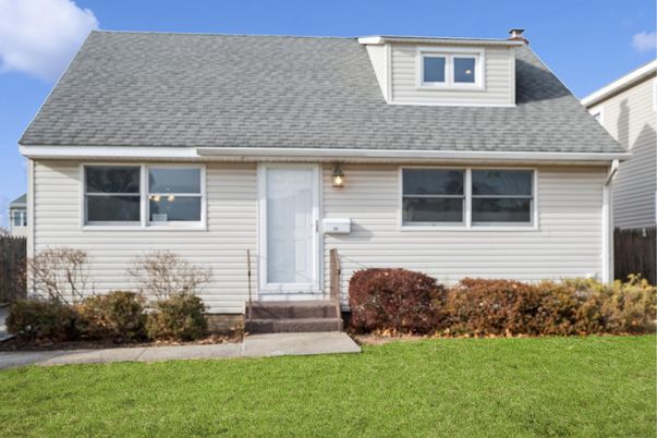 Exterior, Facade, Cape Cod