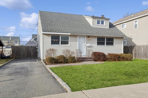 Exterior, Facade, Cape Cod
