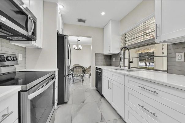 Chandelier, Dining room, Interior, Kitchen, Recessed Lighting, Stainless Steel Appliances