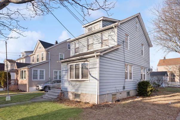 Exterior, Facade, American Foursquare
