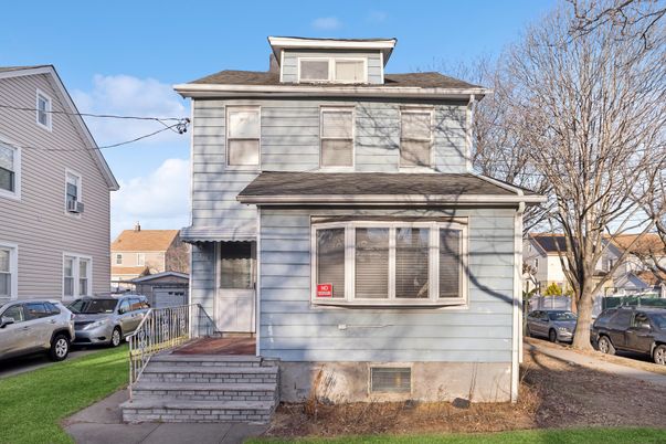 Exterior, Facade, American Foursquare