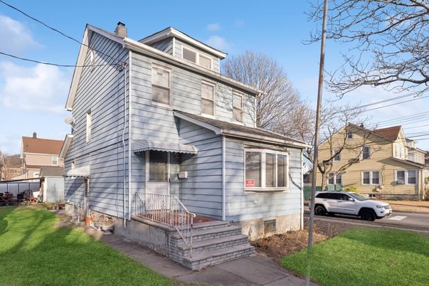 Exterior, Facade, American Foursquare