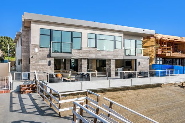Exterior, Facade, Modern