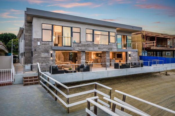 Exterior, Facade, Modern