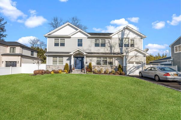 Attached, Exterior, Facade, Farmhouse