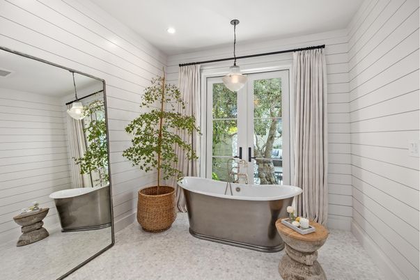 Bathroom, Free Standing Baths, Interior, Pendant Lights, Recessed Lighting