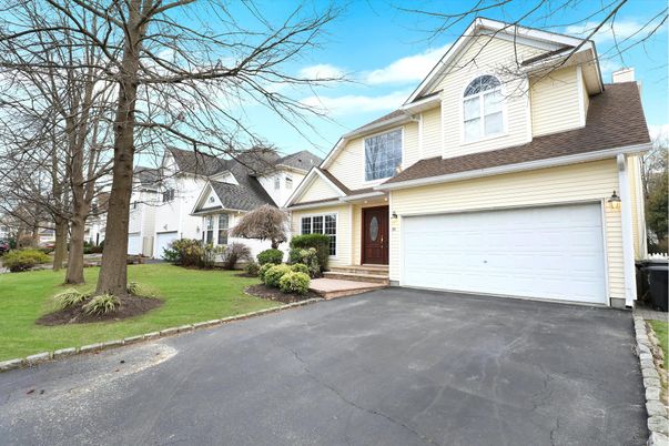 Attached, Exterior, Facade, Cape Cod