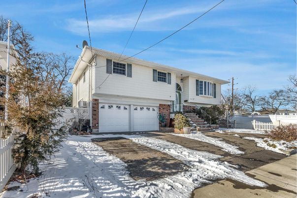 Attached, Exterior, Facade, Brick Facade, Raised Ranch