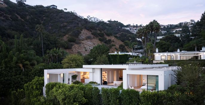 Exterior, Facade, Modern