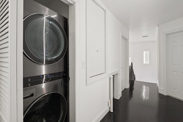 Interior, Utility Closets, Washer, Wood Texture Flooring