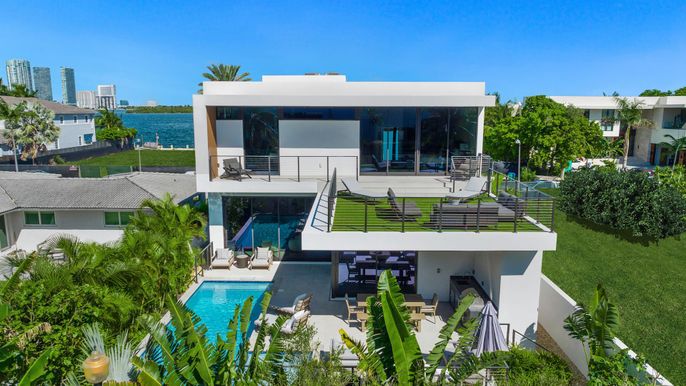 Exterior, Facade, Pool, Water, Modern