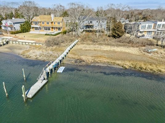 Exterior, Lake