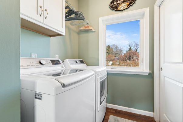 Interior, Washer, Wood Texture Flooring
