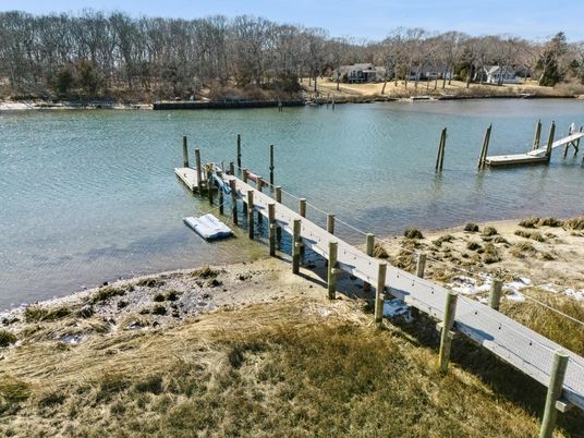 Exterior, Lake