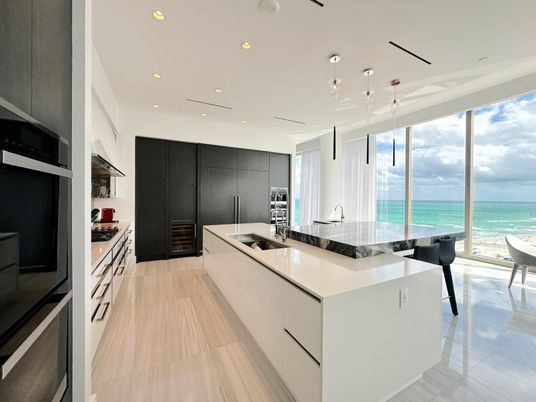 Dining room, Interior, Kitchen, Pendant Lights, Recessed Lighting, Stainless Steel Appliances, Water