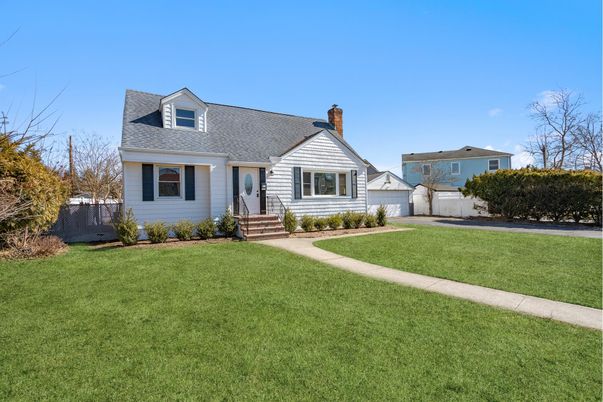 Exterior, Facade, Cape Cod