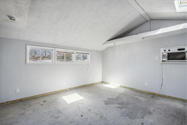 Empty room, Interior
