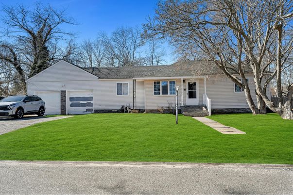 Attached, Exterior, Facade, Cape Cod