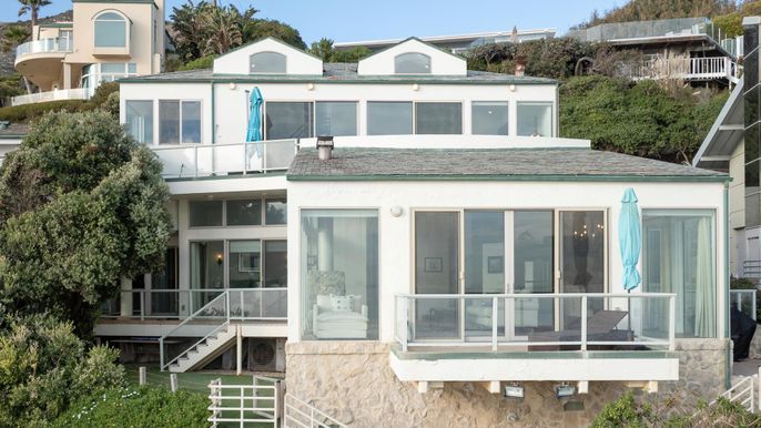 Exterior, Facade, Modern