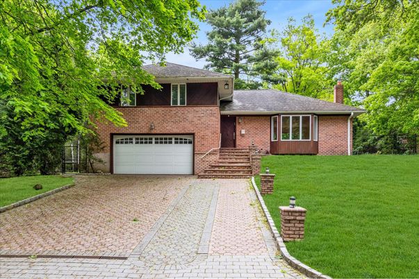Attached, Exterior, Facade, Brick Facade, Split Level