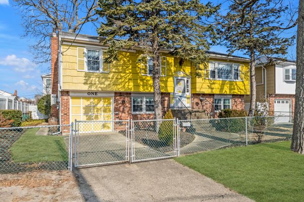 Exterior, Facade, Brick Facade, Raised Ranch